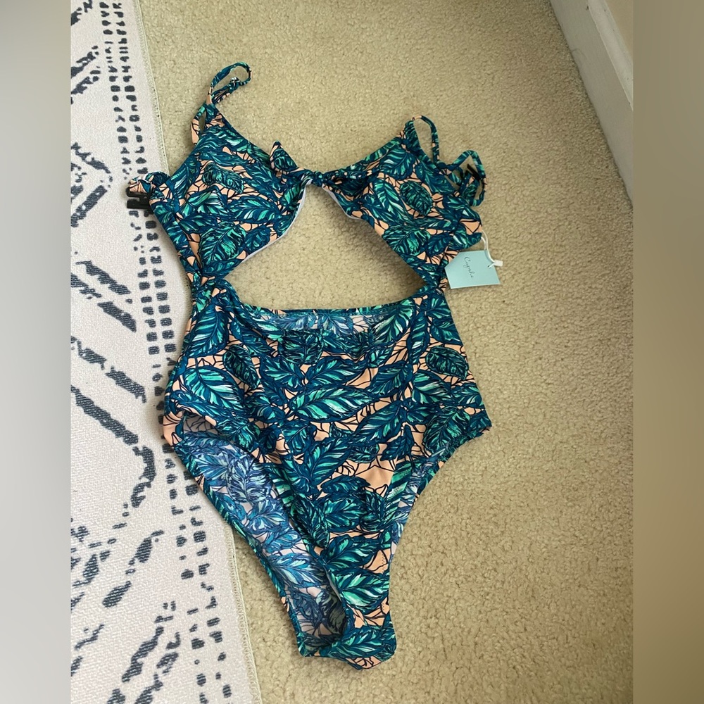 One piece cutout cupshe swimsuit. Size medium. New with tags